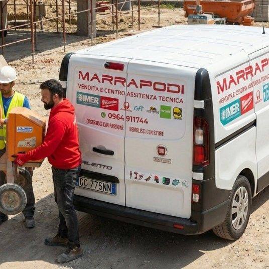 Il furgone tecnico Marrapodi con i tecnici che ritirano un'attrezzatura in cantiere